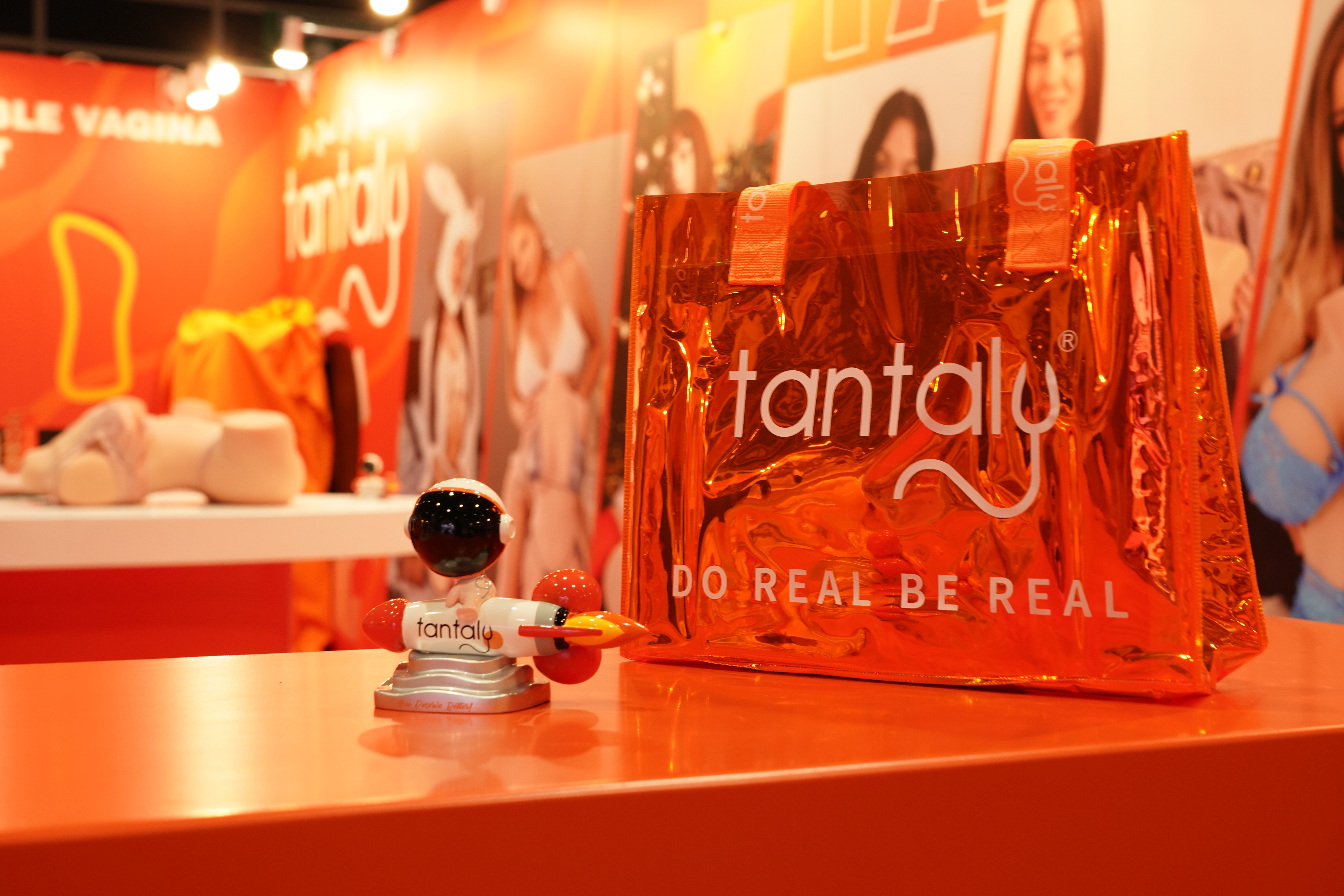 2024年8月香港展照片——深圳市微微玛科技有限公司（5） (2)