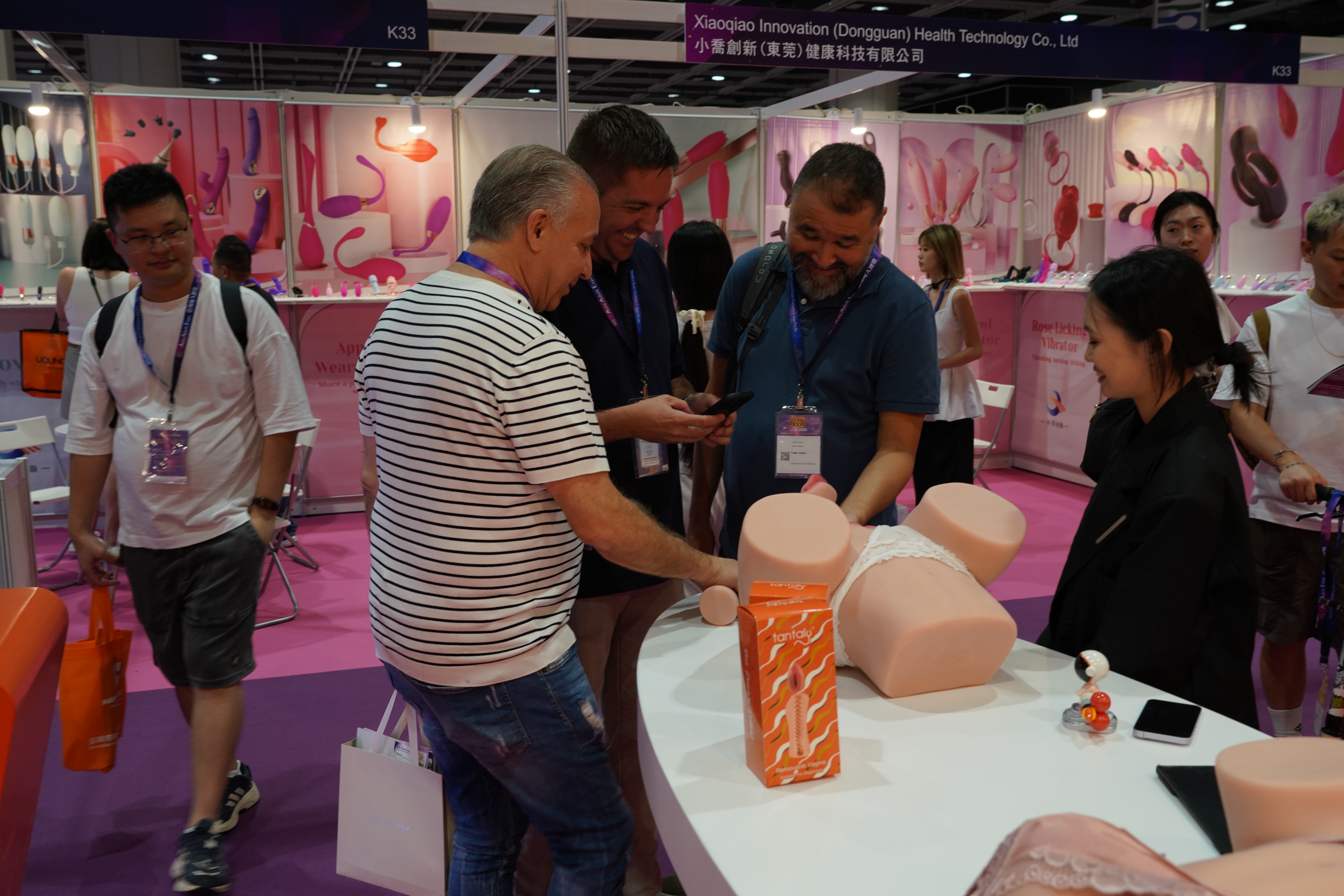 2024年8月香港展照片——深圳市微微玛科技有限公司5